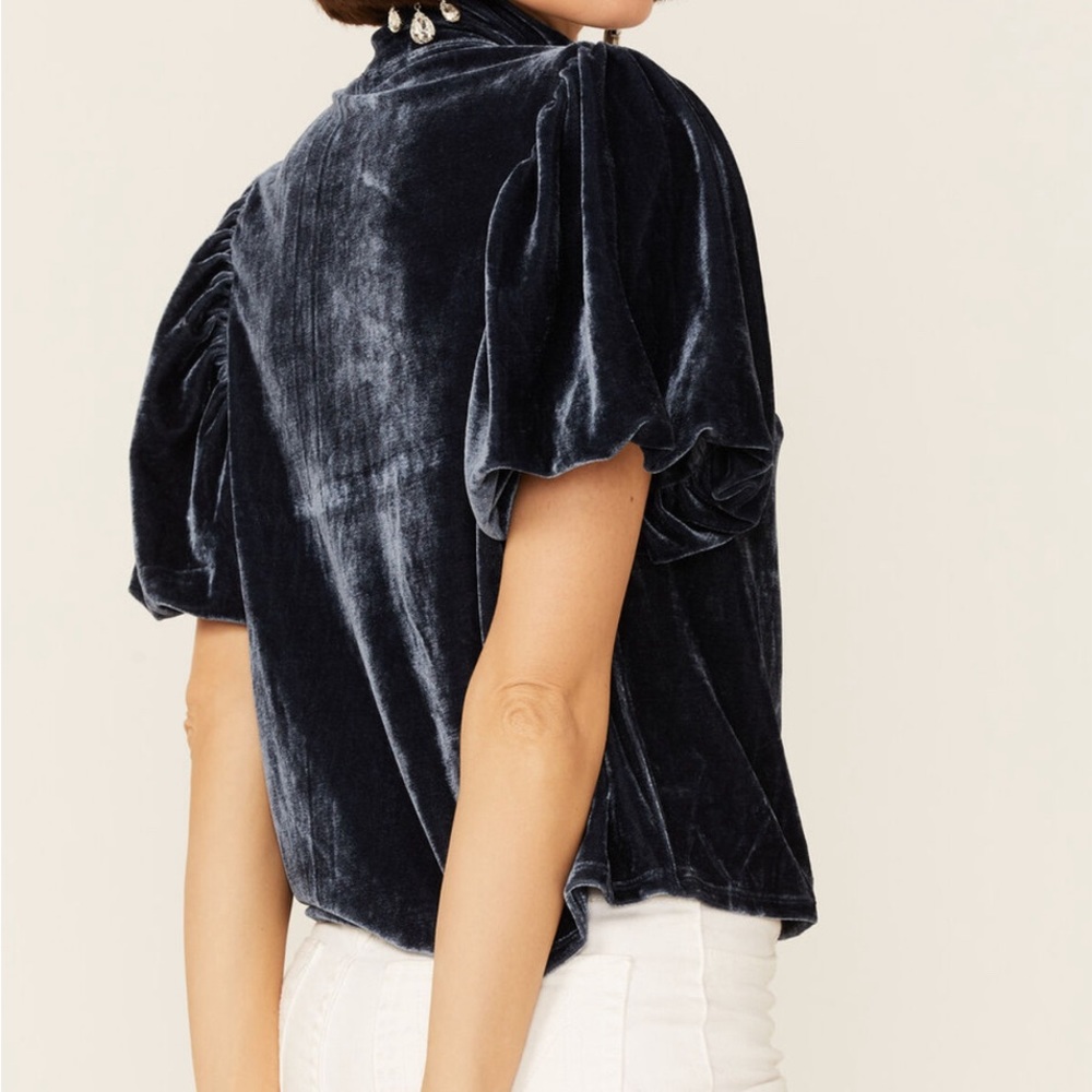 FREE PEOPLE WOMEN'S VELVET KNIT CLAUDIA PUFF SHORT SLEEVE TEE